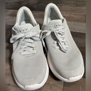 Kizik white tennis shoes- M8.5 W10‎